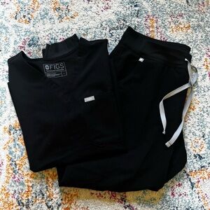 FIGS Black Scrub Set (L)